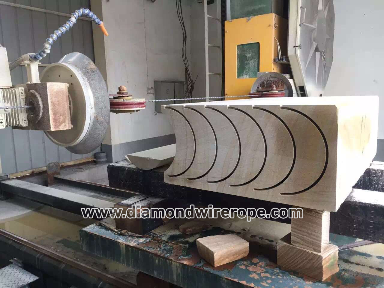 Diamond wire rope cutting complex curved surfaces,