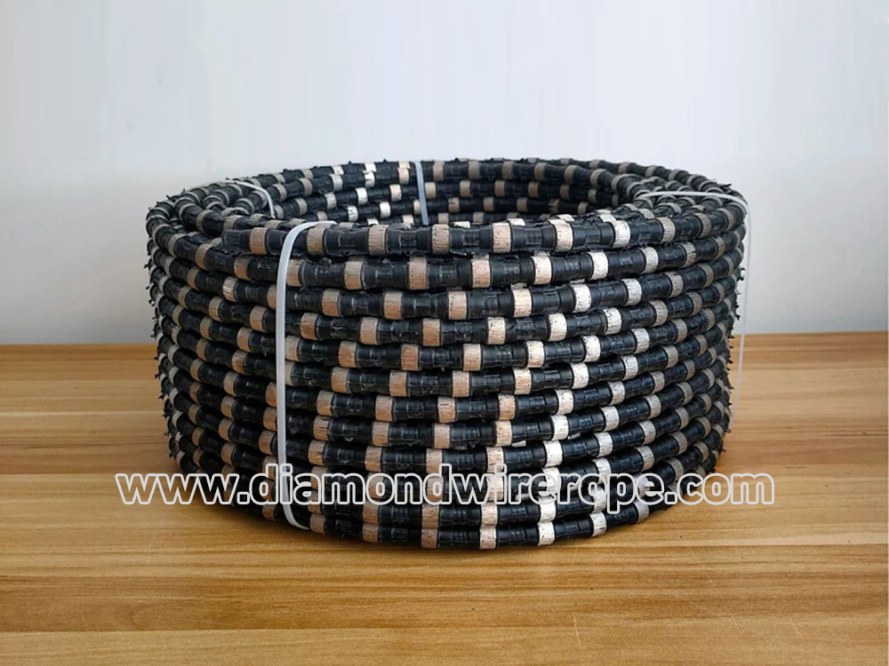 Diamond rope saw for granite quarrying block